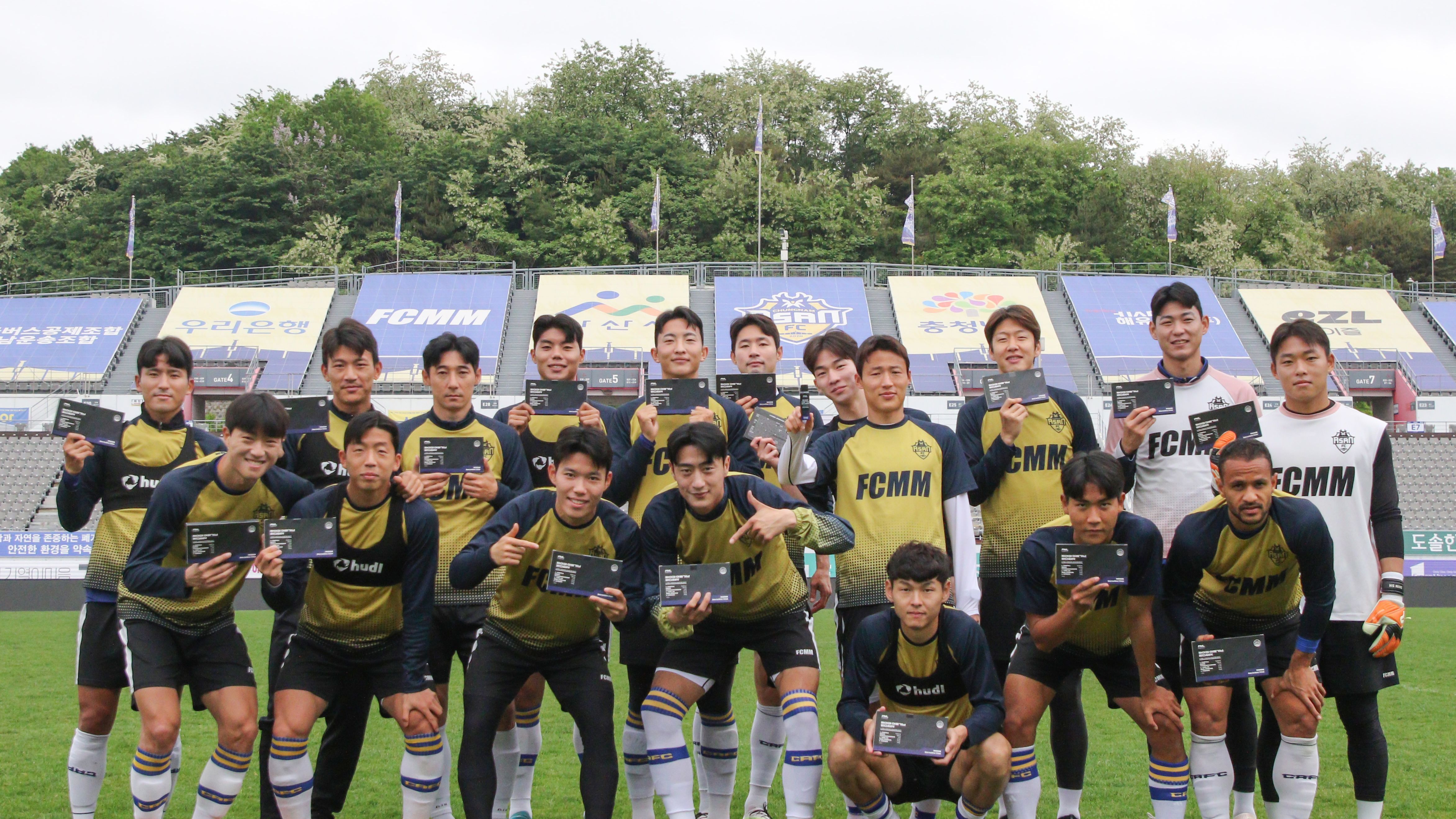  라이프원의 '하이퍼 아르기닌 몬스터샷' 제품과 함께 단체사진을 찍은 충남아산 선수단